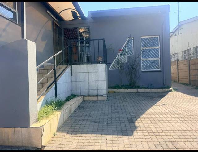 6 BEDROOM HOUSE FOR SALE IN LAUDIUM